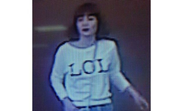 Jedna z vražedkyň Kim Čong-nama měla svetr s nápisem LOL.
