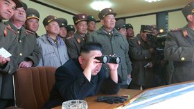 Kim Čong-Un vyhlíží svá vznášedla. Kolik jich ale má?