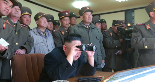 Kim Čong-Un vyhlíží svá vznášedla. Kolik jich ale má?