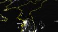 Severní Korea se v noci halí do tmy. Osvětlené jsou pouze významné stavby a centrum hlavního města Pchjongjangu.