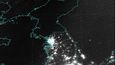 Severní Korea se v noci halí do tmy. Osvětlené jsou pouze významné stavby a centrum hlavního města Pchjongjangu.