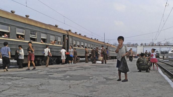 Vyhublí lidé, oprýskané budovy a bída. To je obrázek Severní Koreje. 