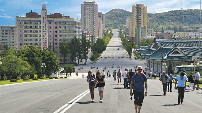 Kesong: místní způsobně přecházejí prázdné ulice po přechodech. Turisté vnášejí do pořádku anarchii.