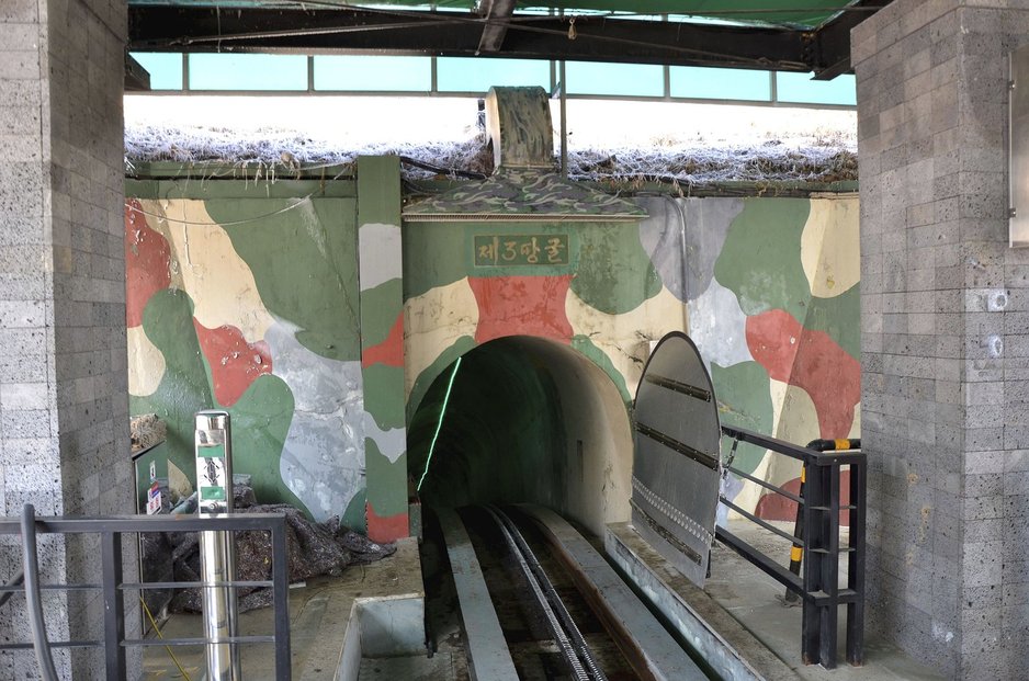 Vjezd do tunelu, který měl posloužit k útoku Severní Koreje na Jižní.