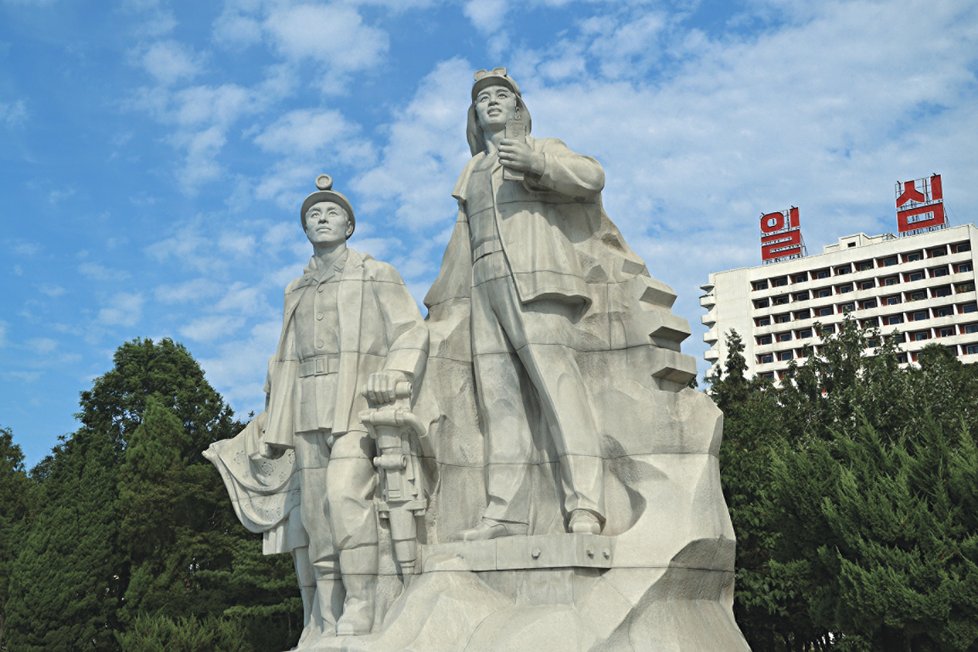 Na nábřeží řeky Tedong v Pchjongjangu najdeme množství budovatelských soch.