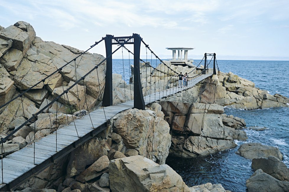 Revoluční místo na pobřeží „Východního korejského moře“ (Japonské moře). Kim Ir-sen tady podle legendy radil rybářům.