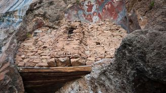 Skály nad Ochridským jezerem ukrývají jedinečný jeskynní kostel svatého archanděla Michaela