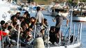Severoafričtí imigranti přistávají u břehu italského ostrova Lampedusa.