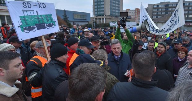 „Topíte se v penězích, my v bahně.“ Pracovníci dolů protestují za vyšší mzdy