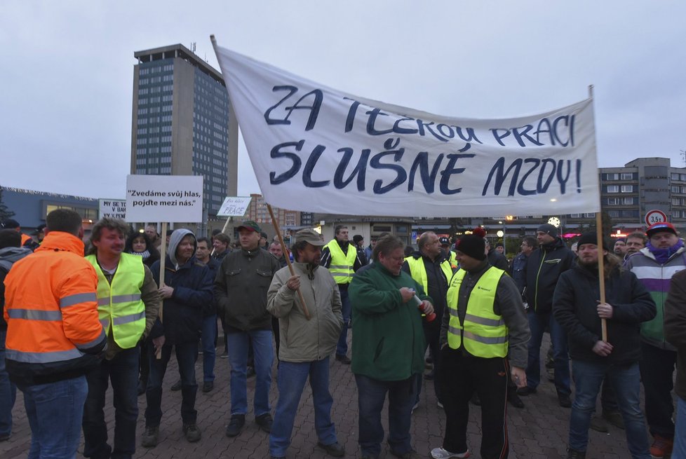 Před budovou Severočeských dolů demonstruje okolo 300 lidí.