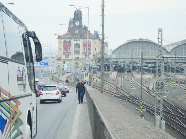 Úzký chodník mezi hlavním nádražím a Vinohradskou.