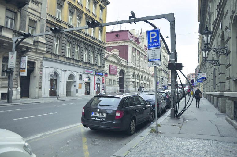 Chodci se na magistrále musejí neustále něčemu vyhýbat.