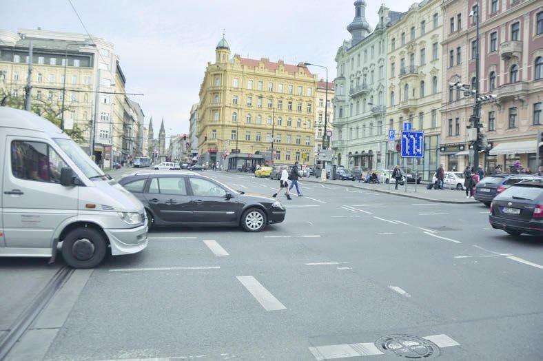 Některé chodníky v centrální oblasti magistrály nespojuje dostatek přechodů pro chodce.