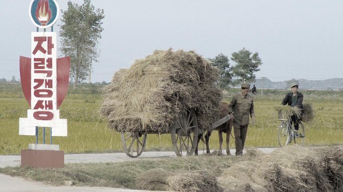 Severokorejští zemědělci na jedné z mála cizincům přístupných farem v zemi