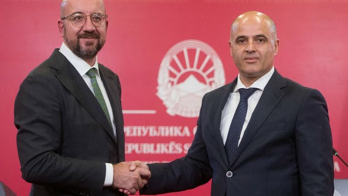 Severomakedonský premiér Dimitar Kovačevski a předseda Evropské rady Charles Michel.