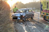 Hrozivá nehoda v Záběhlicích: Řidič prorazil zábradlí a srazil dvě ženy!
