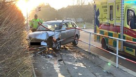 Hrozivá nehoda v Záběhlicích: Řidič prorazil zábradlí a srazil dvě ženy!