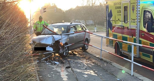 Hrozivá nehoda v Záběhlicích: Řidič prorazil zábradlí a srazil dvě ženy!