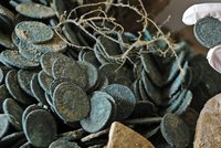 Na Žďársku objevili džbán plný stříbrných mincí: Nálezce dostane odměnu