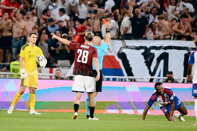 ONLINE: Lyon - Sparta 1:0. Gól, pak další pohroma. Ševínský dohrál po červené kartě! ONLINE: Lyon - Sparta 1:0. Gól, pak další pohroma. Ševínský dohrál po červené kartě!