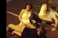 Dvojité pohoršení: Dva opilé páry si užívaly sex na parkovišti před klubem!