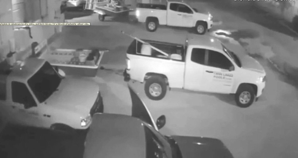 Další bizarní případ - dva zloději ukradli zaparkované auto, ještě než odjeli z místa si to v něm ale rozdali!