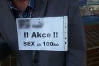 Muž s cedulkou "Sex za 100 Kč" se potloukal v Budějovicích
