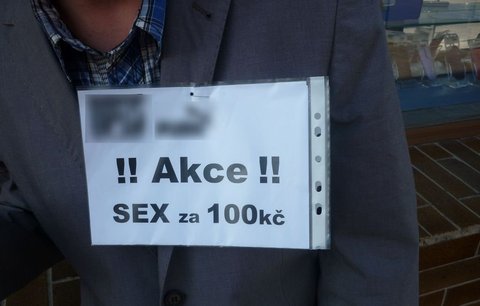 Muž s cedulkou "Sex za 100 Kč" se potloukal v Budějovicích