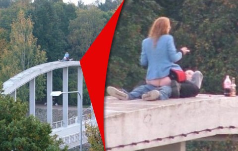 Pár si chtěl okořenit sex trochou adrenalinu. Jak jinak si totiž vysvětlit jejich sex na mostě?