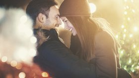 Nejvýraznější období přijde kolem 15.–21. prosince, kdy trojková energie vrcholí a přinese silnou touhu po blízkosti a zábavě. Tento čas je ideální na společné oslavy, romantické chvíle i prohlubování přátelství.