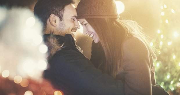 Nejvýraznější období přijde kolem 15.–21. prosince, kdy trojková energie vrcholí a přinese silnou touhu po blízkosti a zábavě. Tento čas je ideální na společné oslavy, romantické chvíle i prohlubování přátelství.