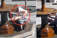 Srdečné pozdravy z Ruska: Pár si užíval sexu na fontáně za bílého dne!
