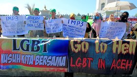 Demonstrace proti LGBT komunitě v Indonésii.
