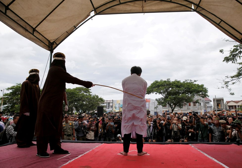 Mezi tresty, které jsou v jihovýchodní Asii používané proti homosexuálům, patří i bičování. Zde v Indonésii.