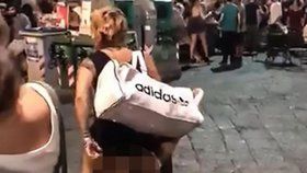 Dvojice si užívala sex přímo uprostřed italského náměstí.