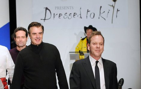 Chris Noth (vlevo) a Kiefer Sutherland nenechali diváky skotské módní přehlídky tápat a ukázali jim holé zadnice. Noth dokonce dvakrát, čemuž se Sutherland od srdce zasmál (viz menší snímek).