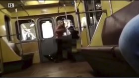 Mladý pár se rozhodl experimentovat v metru.