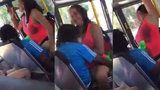 Sex v autobusu s pivem v ruce: Nemravný pár si to pod parou rozdal za jízdy