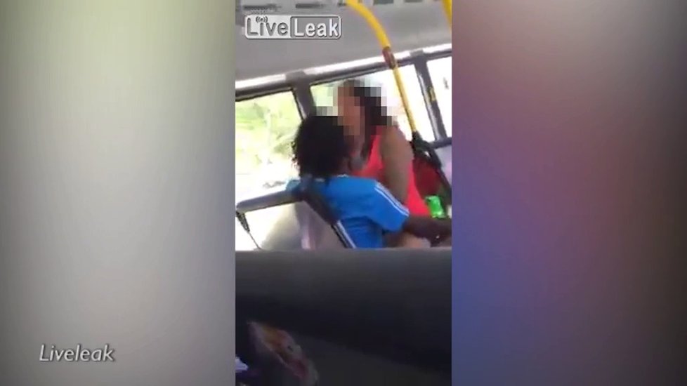 Australský pár si to rozdal přímo v autobusu během jízdy.