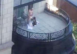 Muže orálně uspokojovaly na balkoně dvě ženy.