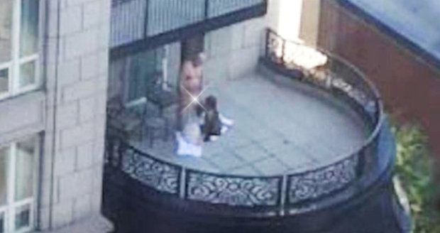 Muže orálně uspokojovaly na balkoně dvě ženy.