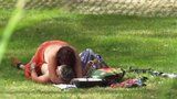 Pár se oddával sexu ve veřejném parku: Přímo vedle dcery, která na to koukala