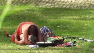 Pár se oddával sexu ve veřejném parku: Přímo vedle dcery, která na to koukala Pár se oddával sexu ve veřejném parku: Přímo vedle dcery, která na to koukala