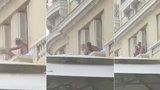 Milenci měli sex na balkoně: Neudrželi rovnováhu a zřítili se! 