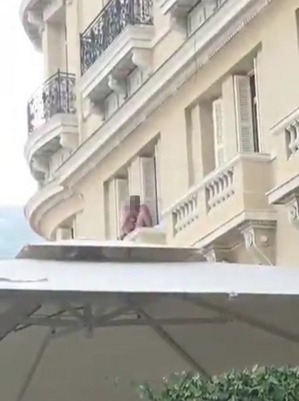 Nadržený pár si to rozdával na hotelovém balkónu, pod nimi probíhala zahradní party