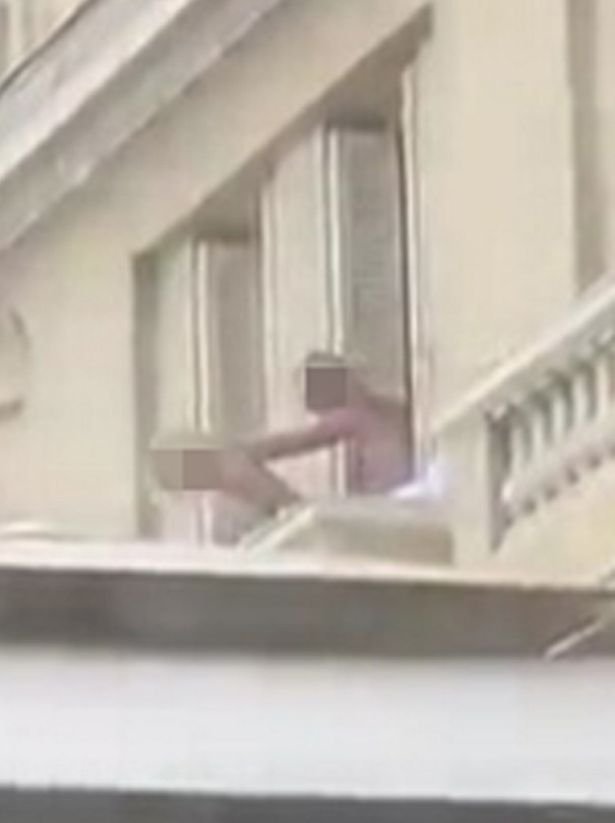 Sex na balkonu není nic výjimečného: Tento nadržený pár si to rozdával několik pater nad probíhající zahradní párty.