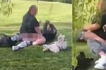 Šokovaná máma natočila dvojici při sexu v parku, kde si hrály děti
