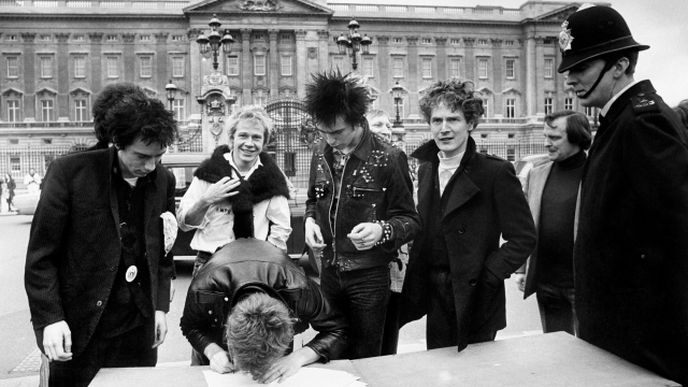 Sex Pistols podepisovali nový kontrakt před Buckinghamským palácem.