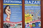 Reklama využívá k propagaci tzv. sex sells, tedy nahotu a sexualizaci bez souvislosti s nabízeným produktem