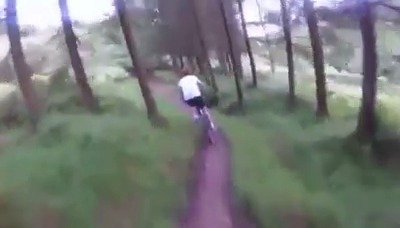 Irští cyklisté natočili při jízdě v lese sexující dvojici.